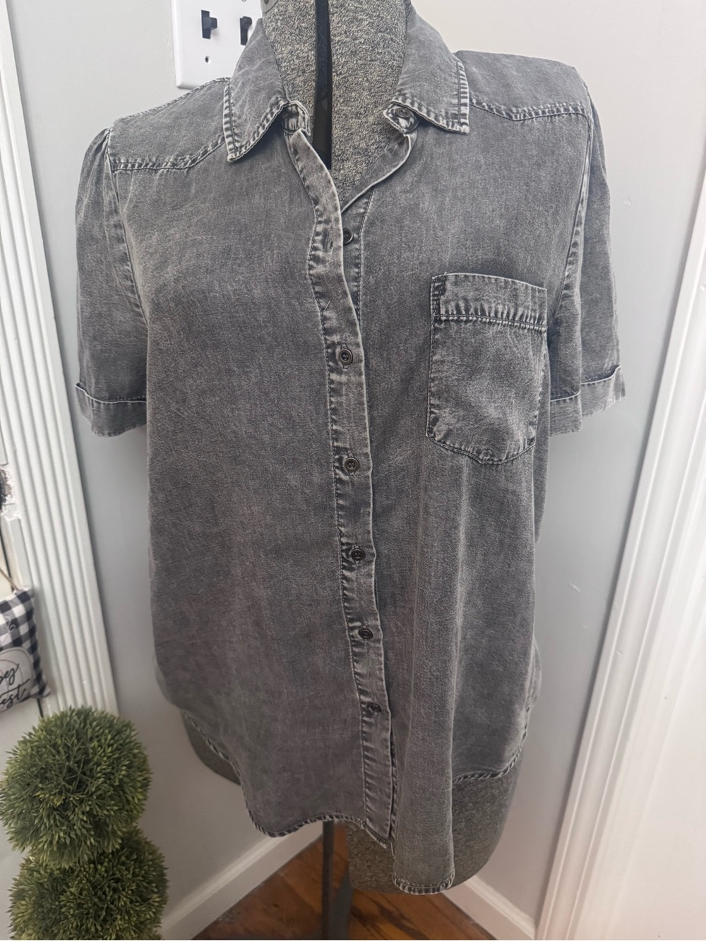 Women’s Washed Gray Short-Sleeve Button-Up Shirt with Yoke Back Detail Medium